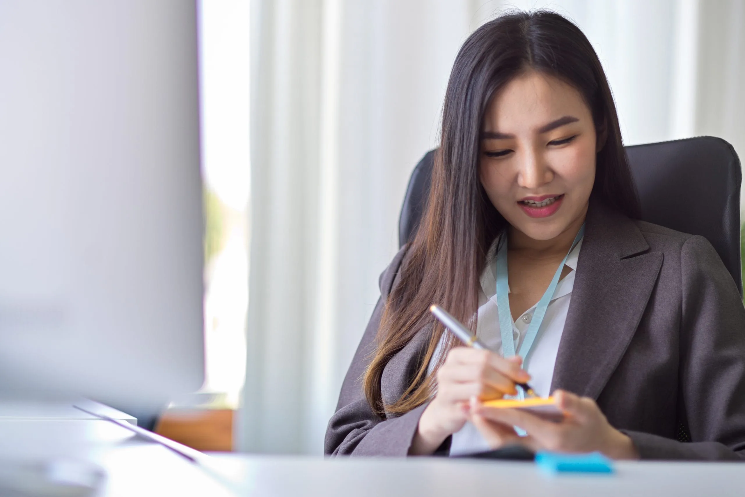 businesswoman-working-office-scaled - Legal Money Lender Singapore - Money Lender Jurong - OT Credit Pte Ltd businesswoman-working-office-scaled